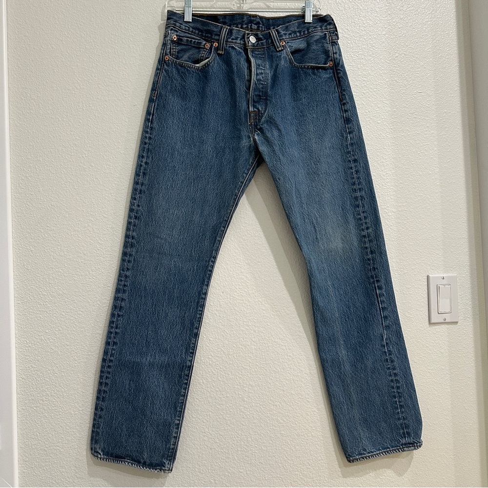 Levi’s 501 Straight Fit Button Fly Medium Wash Jeans 32 X 32